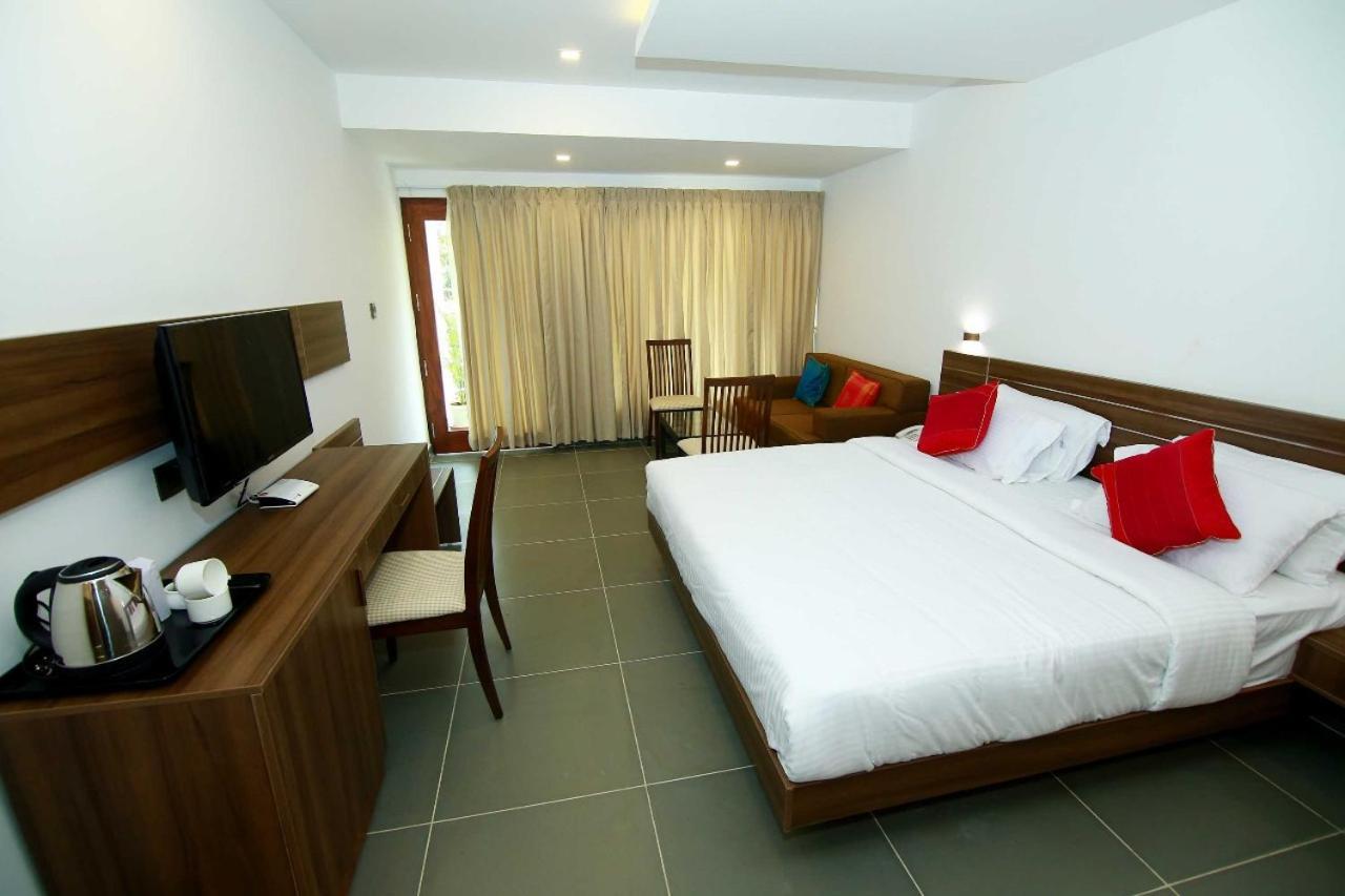 Silver Storm Resort Athirappilly Esterno foto