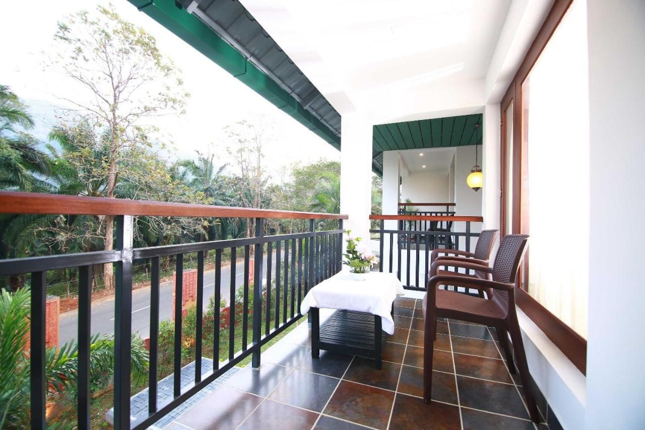 Silver Storm Resort Athirappilly Esterno foto