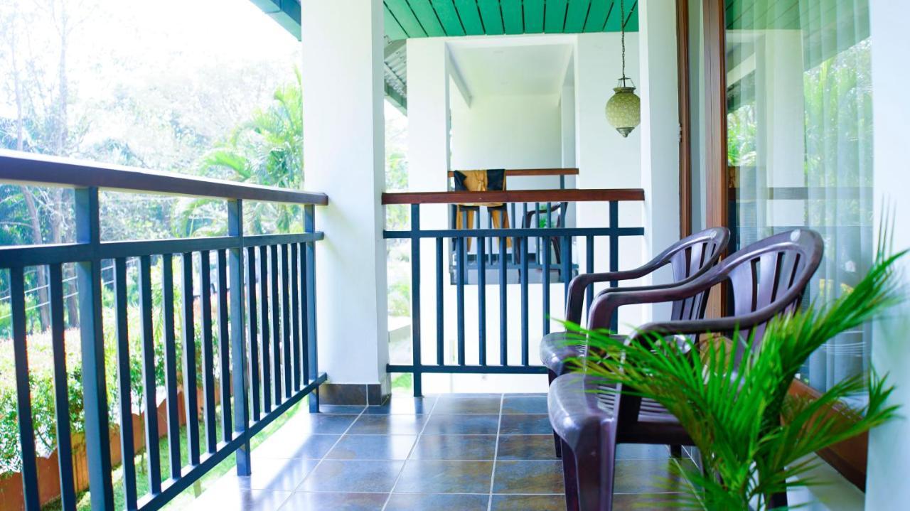 Silver Storm Resort Athirappilly Esterno foto